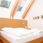 Jurijana - New 4-bedroom Triplex With Sauna & Garden בוהין