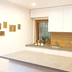 Jurijana - New 4-bedroom Triplex With Sauna & Garden בוהין